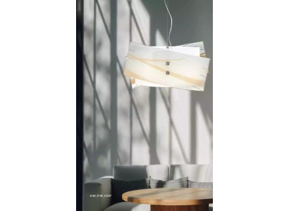 Stilosa lampada a soffitto. Moderato candeliere a pendolo bianco con 2 lampade.