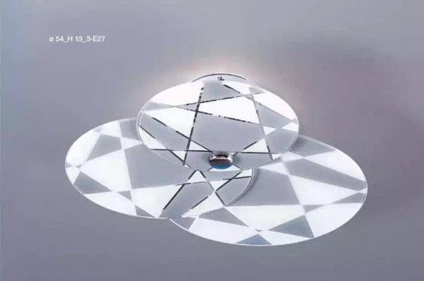 Nuovo lampadario grigio di lusso in stile contemporaneo con lampadario.