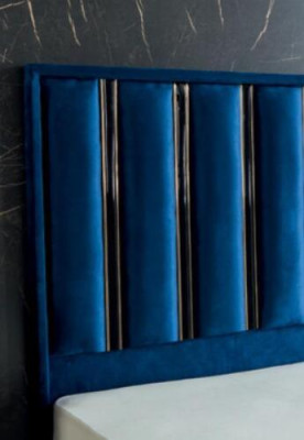 Letto da designer blu zaffiro con comodini su gambe d'acciaio dorato.