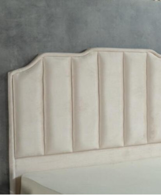 Set da camera da letto Beige Letto in metallo di lusso 2 comodini eleganti 3 pezzi