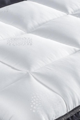 Letto nero con materasso e due comodini nel set di mobili da camera da letto.