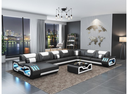 Divano a forma di L in pelle grigia con design moderno e tavolino.