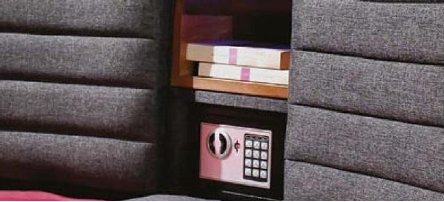 Comfort e stile con il nostro letto rotondo di design e rivestimento in tessuto di alta qualità.