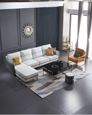 Divano moderno ad angolo a forma di L con tavolino, pouf e pouf imbottito.