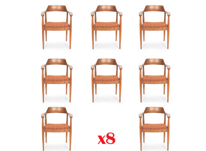 Set di 8 sedie design in legno e tessuto per la sala da pranzo.