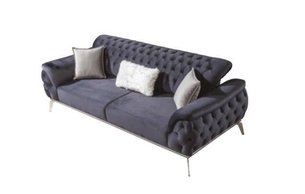 Divano blu a 3 posti in stile Chesterfield di lusso per il salotto italiano.