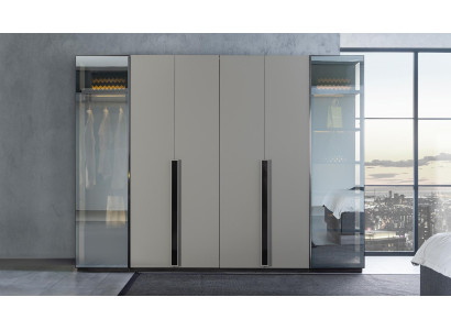 Elegante armadio da camera con ante in vetro trasparente.