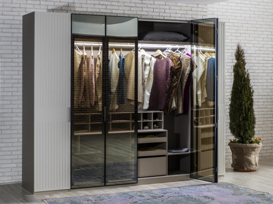 Armadio soppalco di lusso in legno per camera da letto, armadio in vetro, design di mobili.