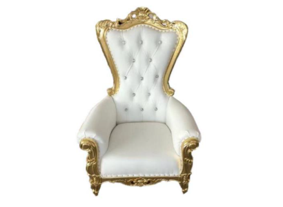 Elegante poltrona bianca con una silhouette dinamica e magnifici elementi decorativi a forma di motivi floreali.