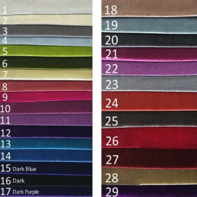 Divano imbottito Chesterfield in velluto in stile antico a 4 posti con braccioli arrotondati.