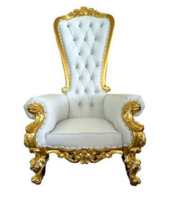 Una poltrona bianca e decorata meravigliosa in stile barocco e Chesterfield con elementi dello stile Chesterfield