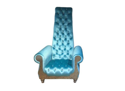 Una poltrona raffinata con uno schienale alto e un design che ricorda una poltrona di Voltaire