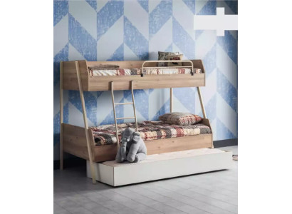 Tri letti a castello matrimoniali a tre piani con tre posti letto.