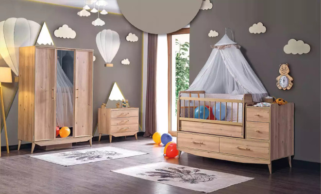 Lettino per bambini neonati con scaffali in legno marrone.