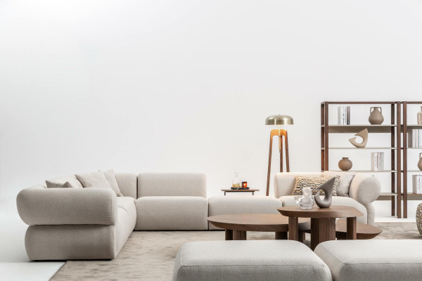 Divano ad angolo accogliente a L in tessuto beige per soggiorno. Nuovo divano imbottito.