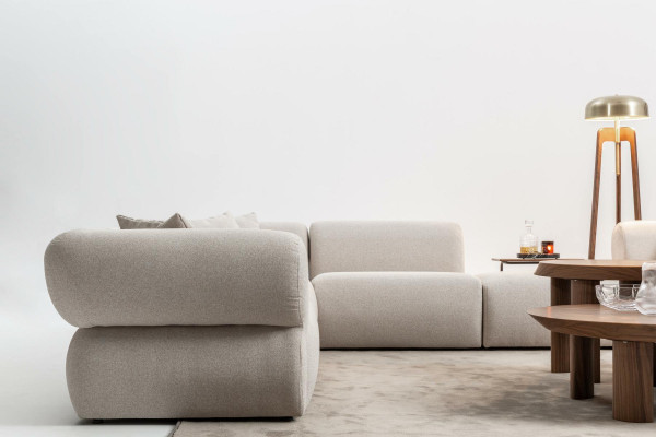 Divano ad angolo accogliente a L in tessuto beige per soggiorno. Nuovo divano imbottito.