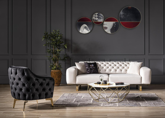 Divano Chesterfield a tre posti, in tessuto bianco, per il salotto di lusso.