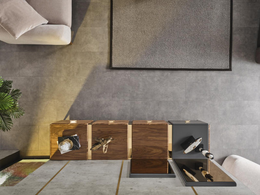 Mobile a credenza di lusso in legno marrone per il soggiorno.