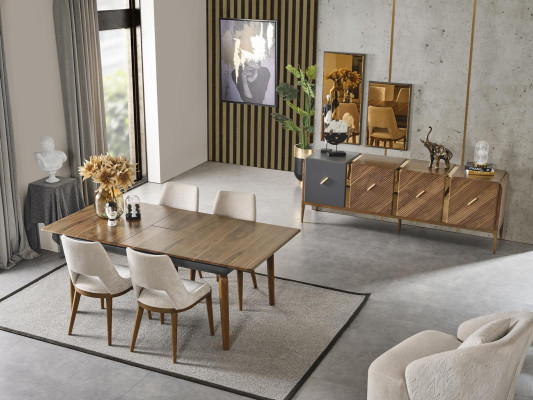 Una sedia moderna e laconica con gambe alte in legno e imbottitura di un piacevole colore crema chiaro per la sala da pranzo.