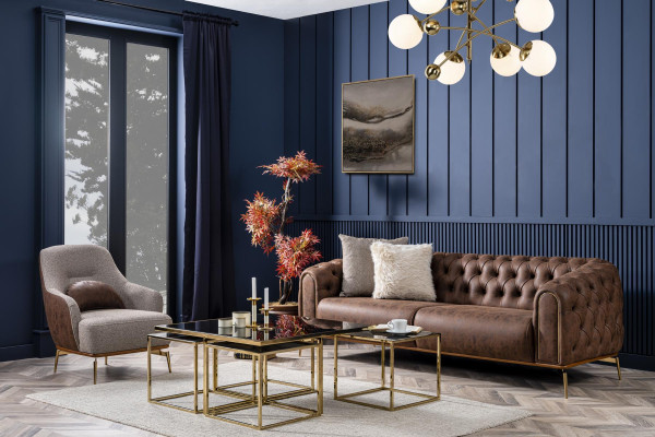 Divano Chesterfield a 4 posti in poliestere marrone e ecopelle.