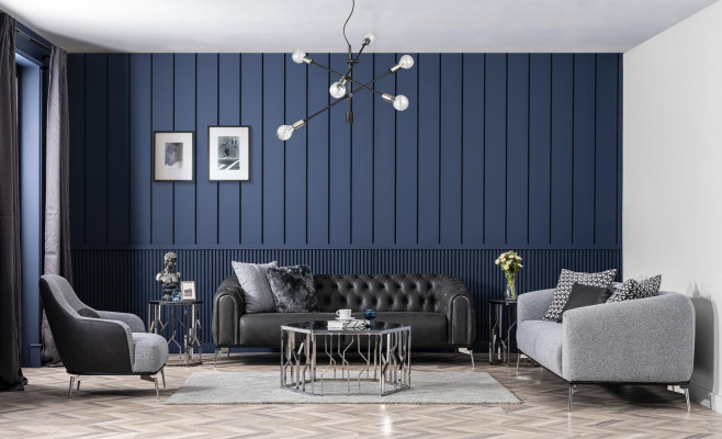 Divano nero dritto a quattro posti in stile Chesterfield per il soggiorno.