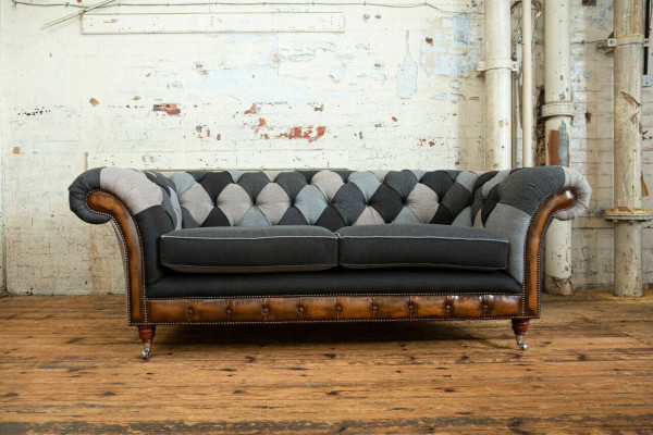 Divano Chesterfield resistente con cuscini in microfibra.