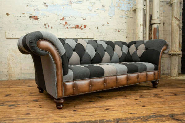 Divano Chesterfield design a 3 posti in stoffa.