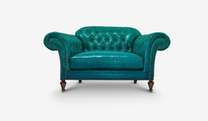 Classico set completo di divani Chesterfield in pelle con cuscini.