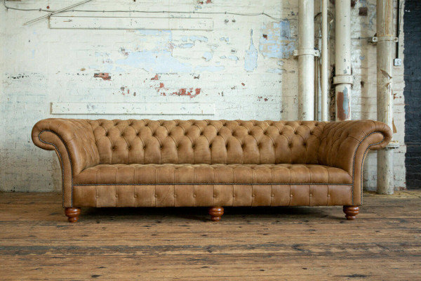 Divano Chesterfield marrone imbottito a 4 posti.