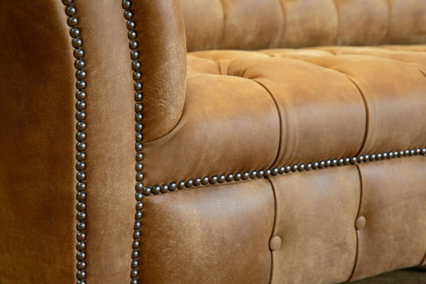 Divano Chesterfield marrone imbottito a 4 posti.