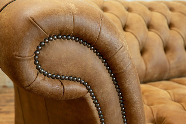 Divano Chesterfield marrone imbottito a 4 posti.