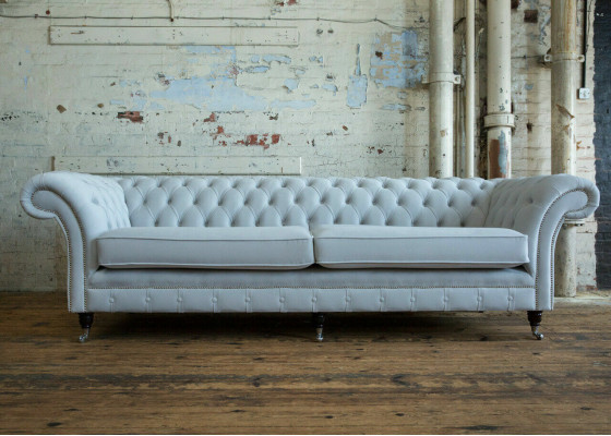 Grigio divano Chesterfield imbottito a 4 posti, stile moderno, in velluto e tessuto di stoffa.