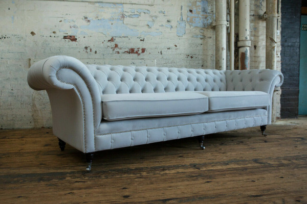 Grigio divano Chesterfield imbottito a 4 posti, stile moderno, in velluto e tessuto di stoffa.