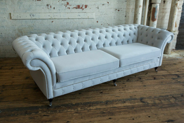 Grigio divano Chesterfield imbottito a 4 posti, stile moderno, in velluto e tessuto di stoffa.