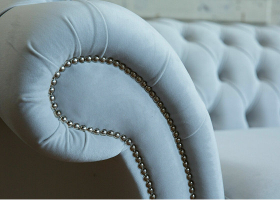 Grigio divano Chesterfield imbottito a 4 posti, stile moderno, in velluto e tessuto di stoffa.