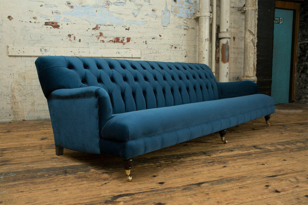 Grande divano Chesterfield blu a quattro posti xxl di lusso con imbottitura.