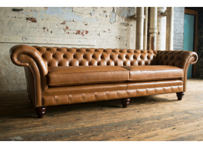 Divano Chesterfield marrone di lusso a 4 posti in tessuto imbottito.