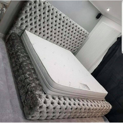 Moderno letto Chesterfield elegante, tessili, mobili da letto per la camera da letto.