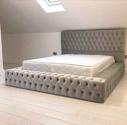 Chesterfield Grande Letto Grande Testiera Letto Imbottito Hotel in Velluto Grigio Tessuto Orecchie