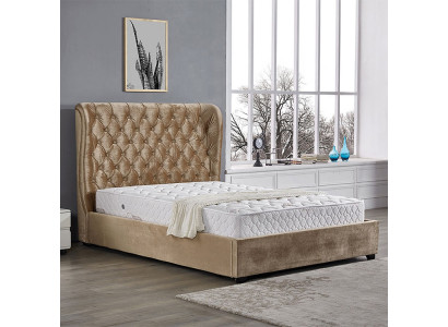 Beige letto imbottito Chesterfield, design di lusso per la camera da letto.