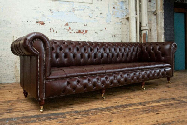 Chesterfield marrone a 4 posti, divano classico di lusso barocco rococò.