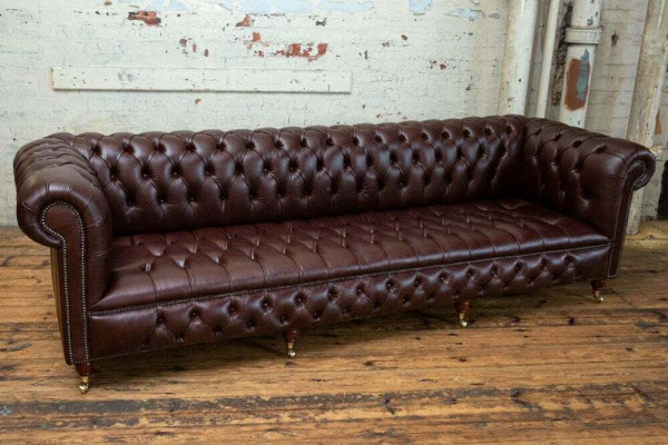 Chesterfield marrone a 4 posti, divano classico di lusso barocco rococò.