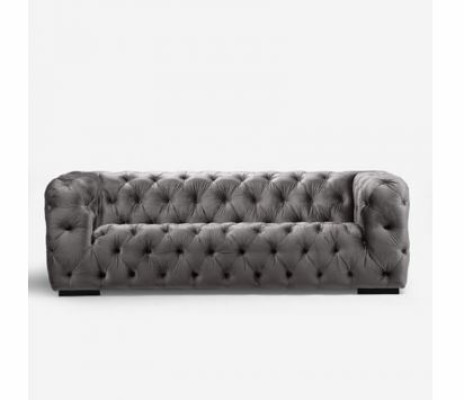 Divano Chesterfield grigio in stoffa o pelle con imbottitura.