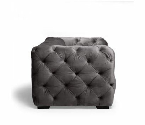 Divano Chesterfield grigio in stoffa o pelle con imbottitura.