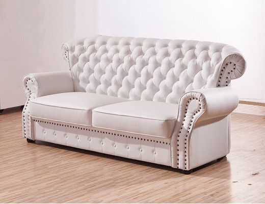 Divano Chesterfield bianco a tre posti con schienale alto, vero cuoio artigianale.
