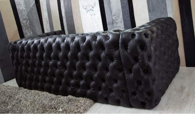 Divano Chesterfield nero a 3 posti, design lussuoso.
