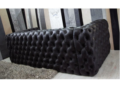 Divano Chesterfield nero a 3 posti, design lussuoso.