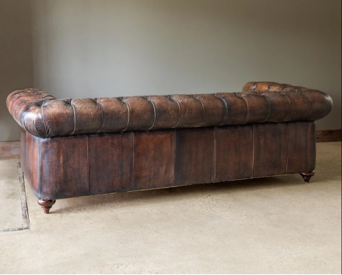 Divano Chesterfield in pelle marrone a 3 posti, stile inglese.