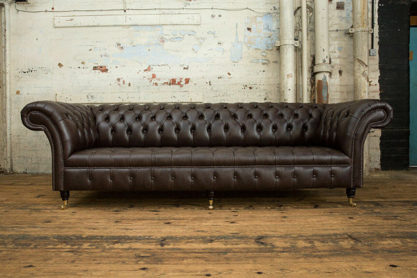 Divano Chesterfield marrone imbottito a 4 posti, divani da soggiorno di design.
