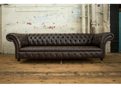 Divano Chesterfield marrone imbottito a 4 posti, divani da soggiorno di design.